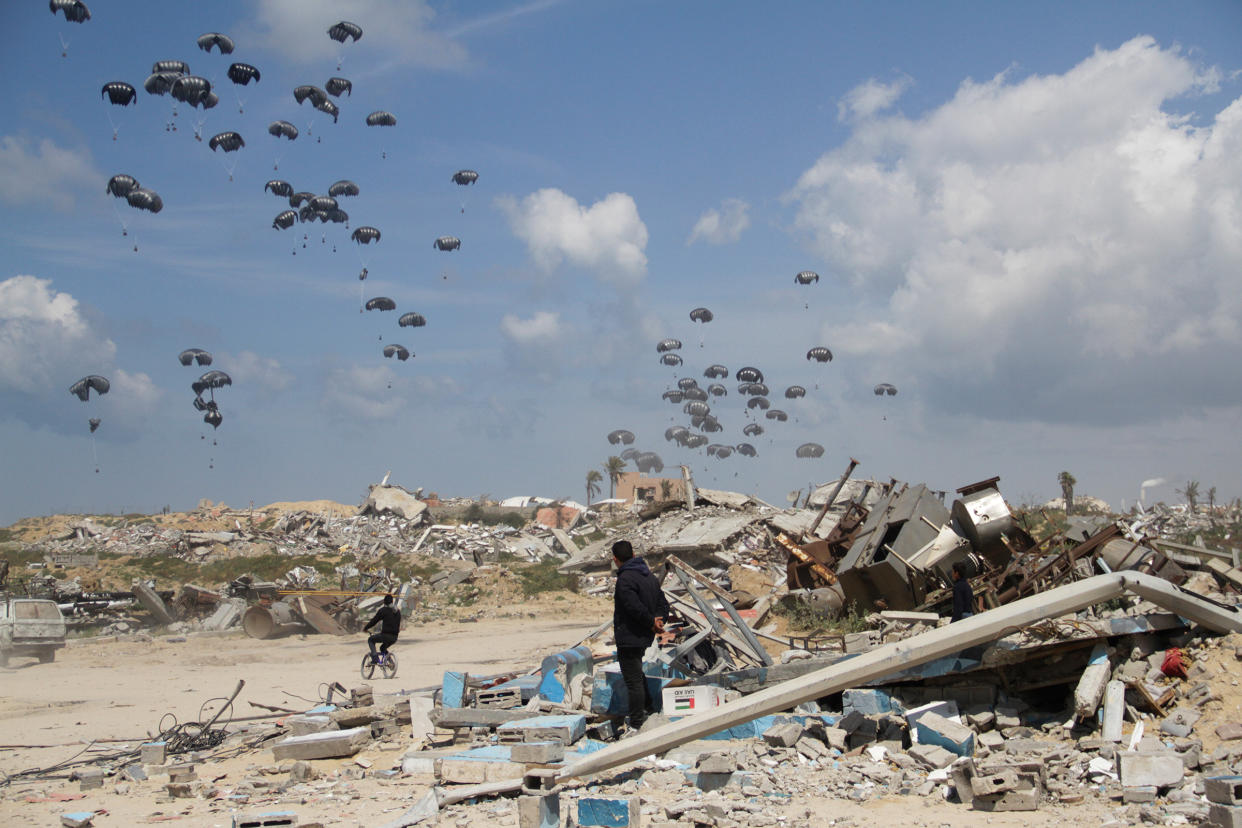 Humanitarian aid is airdropped to Palestinians over Gaza City on March 25, 2024. <span class="copyright">Mahmoud Essa—AP</span>
