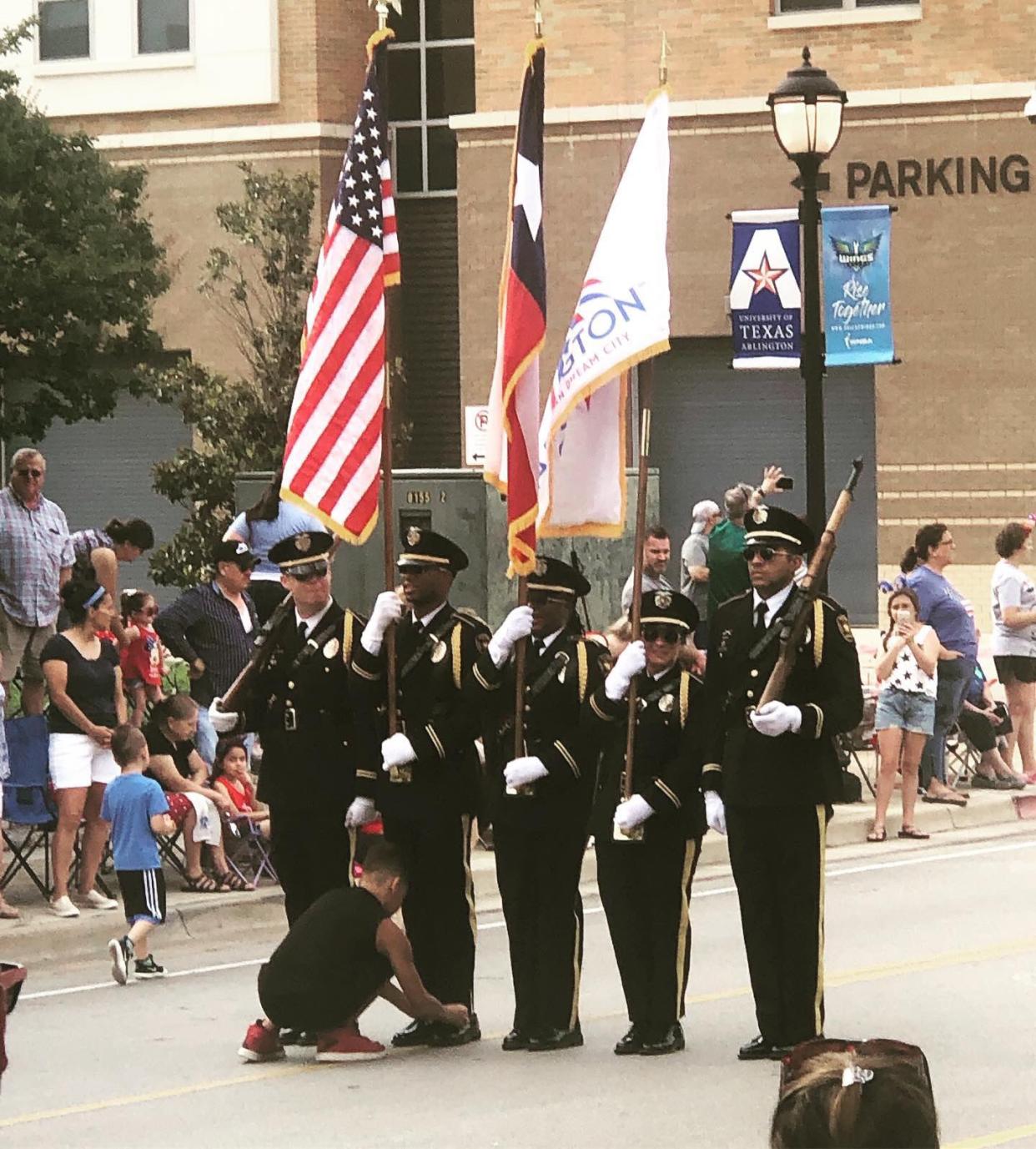 Die Polizei in Arlington, Texas, verlieh einem kleinen Jungen eine besondere Auszeichnung, weil dieser einem Ehrengardisten während der Parade am vierten Juli dabei half, seine Schnürsenkel zuzubinden. (Foto: Wendy Collins Smith)