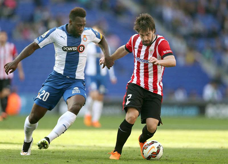 GRA175. CORNELLÀ - EL PRAT (BARCELONA), 12/04/2015.- El centrocampista del Athletic Club de Bilbao Beñat Etxebarria con el balón ante el delantero ecuatoriano del RCD Espanyol Felipe Caicedo (i) durante el partido correspondiente a la 31ª jornada de Liga BBVA disputado hoy en el Power 8 Stadium de Cornellà-El Prat (Barcelona). EFE/Toni Albir