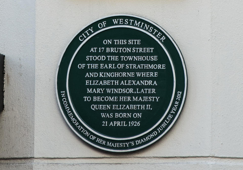 WINDSOR, ENGLAND - APRIL 20:  A general view of one of two plaques that mark the birthplace of the Queen at 17 Bruton Street on April 20, 2016 in Windsor, England. Queen Elizabeth II will celebrate her 90th birthday on Thursday April 21, 2016 when a series of events will mark the occasion including the traditional walkabout and the lighting of a thousand bonfires in her honour worldwide.  (Photo by Chris Ratcliffe/Getty Images)