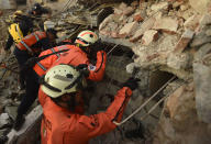 <p>SEPT. 8, 2017 – Members of the “Topos” (Moles), a specialized rescue team, search for survivors following the 8.2 magnitude earthquake that hit Mexico’s Pacific coast, in Juchitan de Zaragoza, state of Oaxaca.<br> Mexico’s most powerful earthquake in a century killed at least 35 people, officials said, after it struck the Pacific coast, wrecking homes and sending families fleeing into the streets. (Photo: Pedro Pardo/AFP/Getty Images) </p>