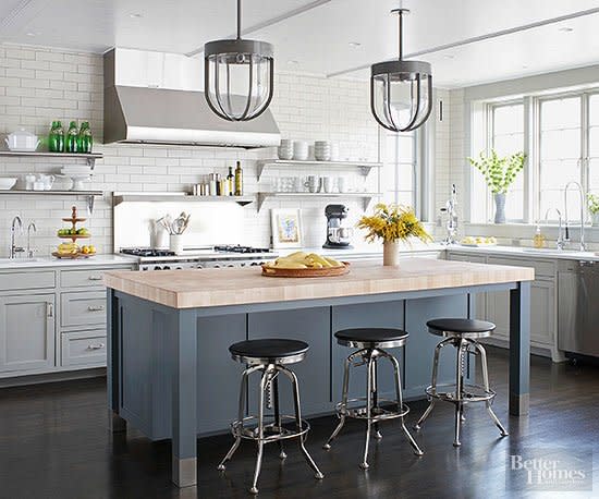 Make cooking, dining, and entertaining easy with a kitchen that is full of style and amenities and fits your family's needs. Get inspired by these amazing kitchen before-and-after makeovers, and start planning a kitchen renovation of your own.