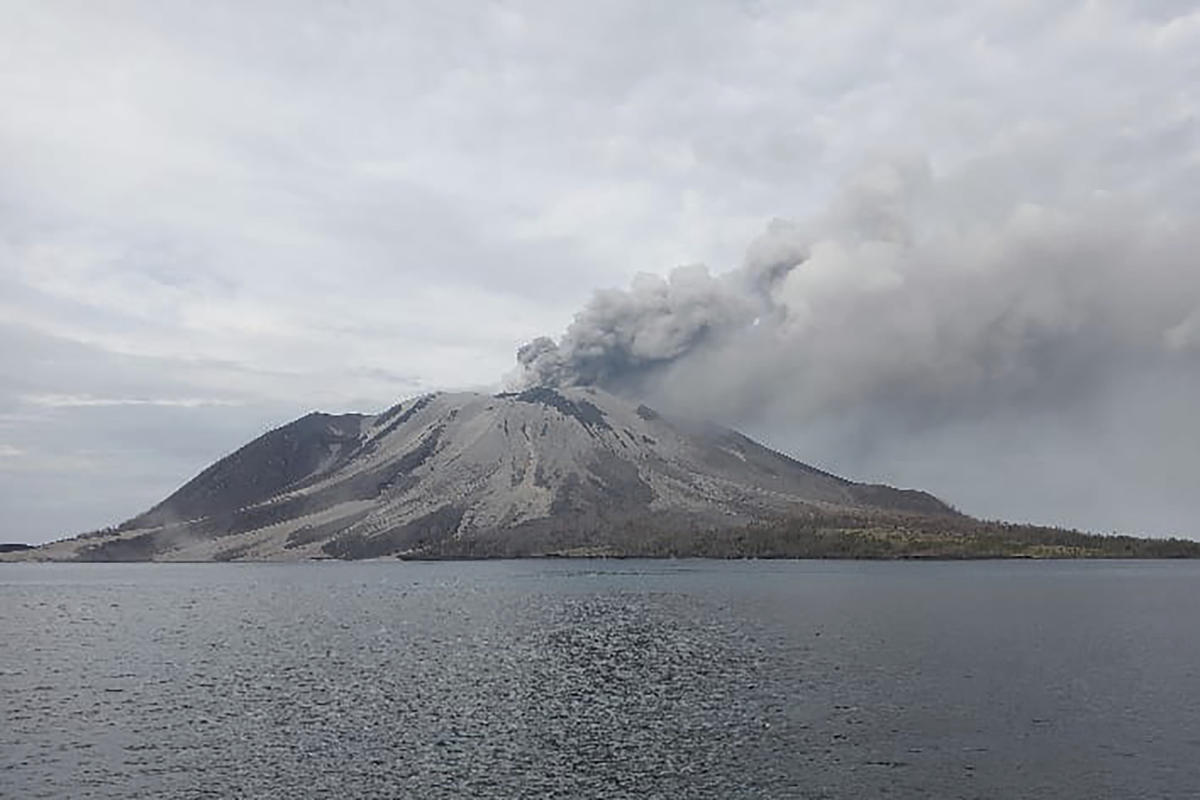 Gunung berapi Ruang di Indonesia memuntahkan awan super panas setelah kekuatan letusan menutup sekolah dan bandara