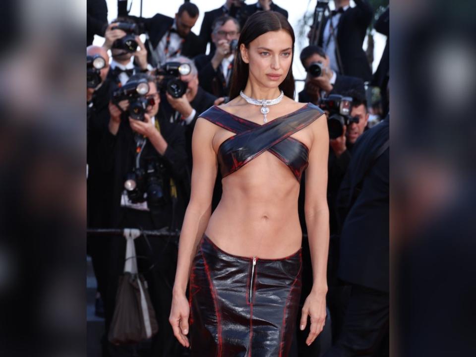 Genau richtig oder einfach unpassend? Irina Shayk polarisiert mit ihren gewagten Outfits bei den Filmfestspielen in Cannes. (Bild: imago/MediaPunch)