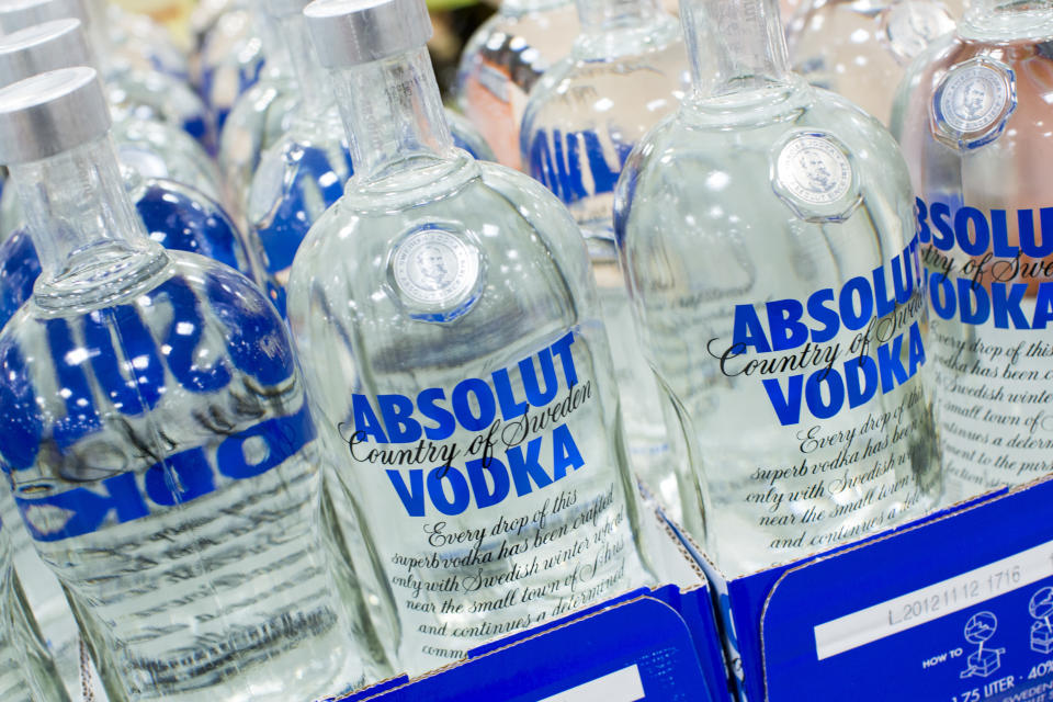 <p>In Deutschland ist der Verkauf erst ab 18 Jahren freigegeben, trotzdem erfreut sich Wodka großer Beliebtheit: 9,8 Prozent der Befragten mögen die klare Spirituose. </p>
