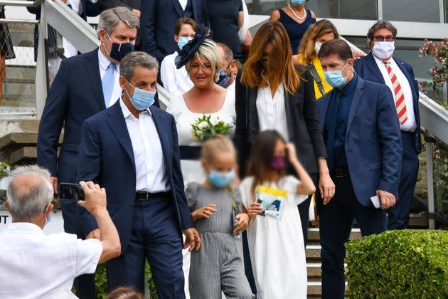 <p>Nicolas Sarkozy, son épouse Carla et leur fille Giulia, samedi à La Baule pour le mariage de Franck Louvrier. </p>