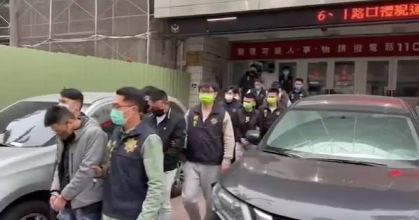 明仁會幹部康男去年酒後與高中生起衝突，引爆60人街頭大亂鬥，遭警方盯上將康男等14人逮捕。（圖／刑事局提供）