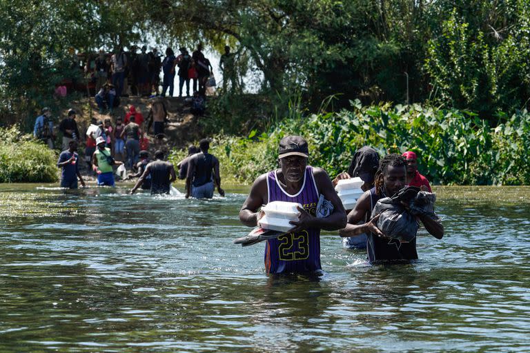 Un grupo de inmigrantes haitianos que en 2021 intentaron cruzaron a Estados Unidos desde el Río Grande. (Photo by PAUL RATJE / AFP)