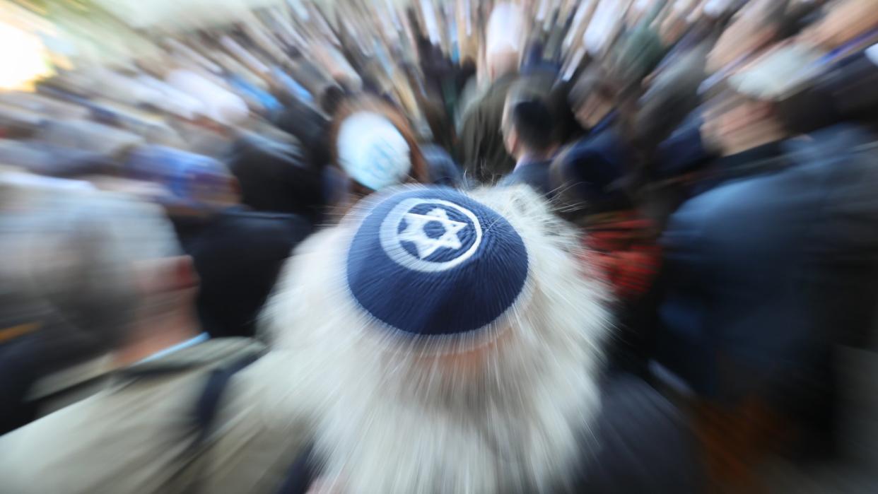 Ein Mann mit einer Kippa nimmt an der Solidaritätskundgebung «Berlin trägt Kippa» der Jüdischen Gemeinde teil. Foto: Michael Kappeler/Symbolbild