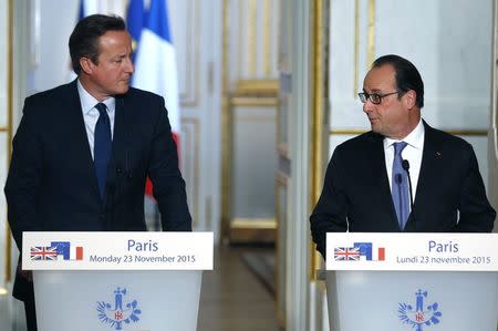 French President Francois Hollande (R) and Britain's Prime Minister David Cameron attend a joint news conference at the Elysee Palace in Paris, France, November 23, 2015. REUTERS/Eric Gaillard
