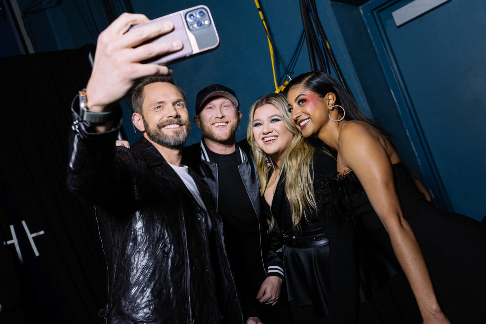 (L-R) Joel McHale, Cole Swindell, Kelly Clarkson and Vella Lovell