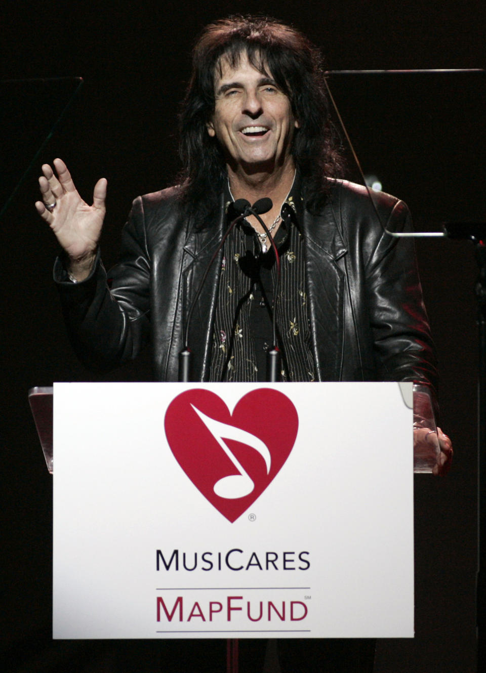 Musician Alice Cooper presents the Stevie Ray Vaughan Award to honoree Chris Cornell, for his dedication and support of the MusiCares MAP Fund and his devotion to helping other addicts with the recovery process, during the third annual MusiCares MAP Fund Benefit Concert in Hollywood, California, May 11, 2007. REUTERS/Danny Moloshok (UNITED STATES)