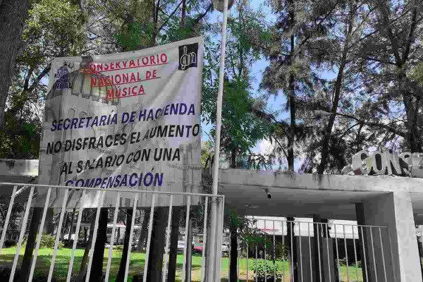 Manta de protesta a la entrada del Conservatorio Nacional de Música por la falta de presupuesto y pagos.