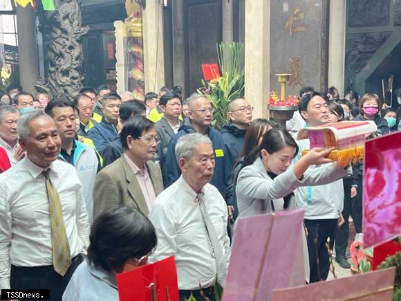 新竹市長高虹安率市府團隊與廟方合照。