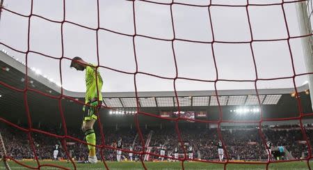 Football Soccer - Sunderland v Manchester United - Barclays Premier League - Stadium of Light - 13/2/16 Manchester United's David de Gea looks dejected Action Images via Reuters / Lee Smith Livepic