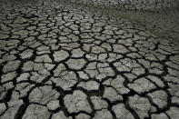 La tierra seca y agrietada es visible en el embalse La Boca que abastece de agua a la ciudad norteña de Monterrey que está casi seco debido a que la parte norte de México se ve afectada por una intensa sequía, en Santiago, México, el sábado 9 de julio de 2022. (Foto AP/Fernando Llano)