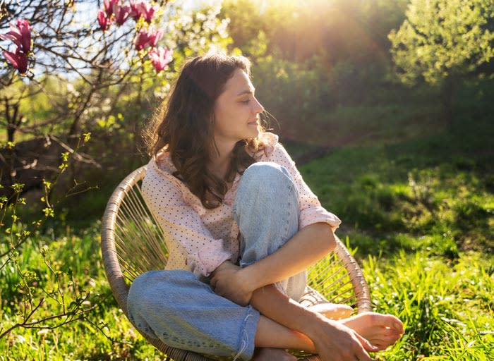 mujer relajada en el jardín