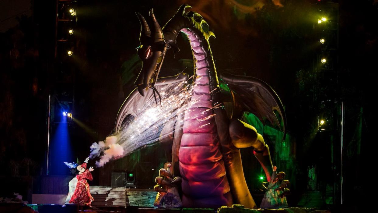  Mickey and the Maleficent dragon in Fantasmic. 
