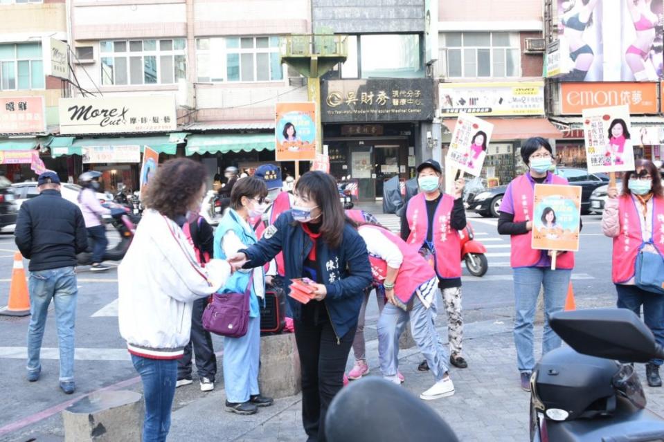 春節即將到來，高雄市議員陳若翠特地抽出時間走訪選區提前祝賀鄉親好友新春快樂，「福虎生豐」、「福（虎）氣來到」、「福（虎）滿乾坤」。（記者吳文欽攝）