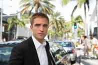 Nachdem Robert Pattinson in "Cosmopolis" die ganze Zeit durch die Gegend chauffiert wurde, muss er zwei Jahre später in "Maps to the Stars" nun ironischerweise den Limousinenfahrer der Stars geben. Der versuchte Diebstahl eines weiteren Fahrzeugs wurde ihm in seiner nächsten Rolle zum Verhängnis. (Bild: MFA / Daniel McFadden & Caitlin Cronenberg)