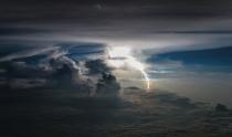 <p>Esta espectacular fotografía de una tormenta eléctrica desde el cielo fue capturada por el piloto Santiago Borja durante un vuelo.<br>(Foto: © 2018 Santiago Borja. All rights reserved. <a rel="nofollow noopener" href="http://www.santiagoborja.com" target="_blank" data-ylk="slk:www.santiagoborja.com;elm:context_link;itc:0;sec:content-canvas" class="link ">www.santiagoborja.com</a>). </p>