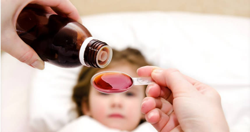 板橋幼兒園有孩童驗出巴比妥、苯二氮平類等藥物殘留，引發大眾譁然，事實上生活中一些常見的感冒藥，若是濫用也會傷害孩子的發育。（圖／123RF）