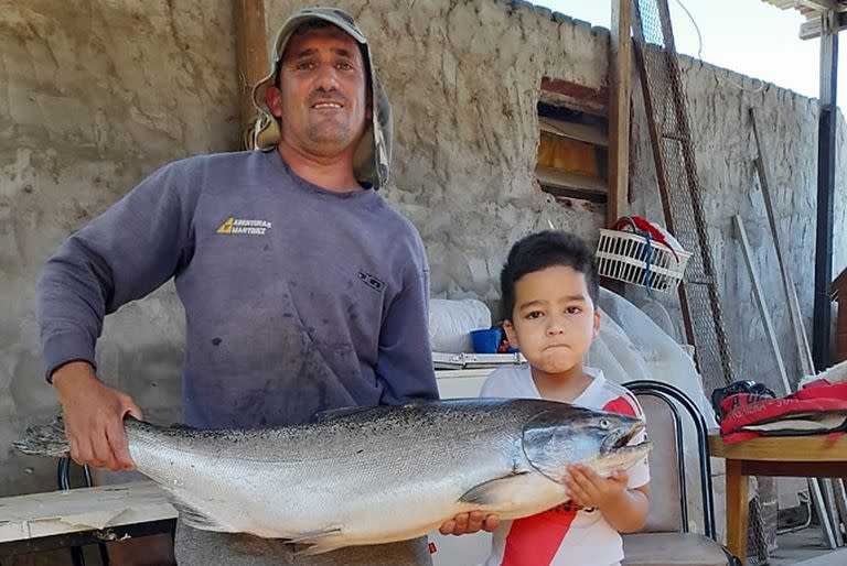 Inédito. Un hombre pescaba en el río Paraná y sacó varios salmones
