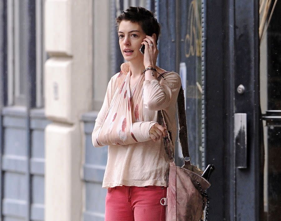 Anne Hathaway looked anything but "Les Mis" dressing up her bum arm on June 4, 2012. Sporting a stylish yet down to earth sling, Hathaway suffered a "minor injury" back in May 2012 according to her rep.