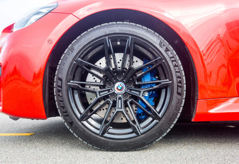 搭載與BMW M3/M4同尺寸的前19、後20吋的M雙輻式930M型輪圈。