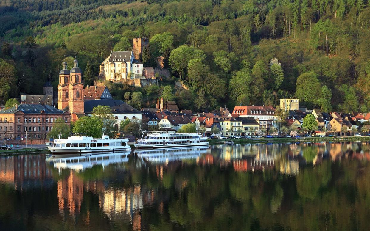 River cruise passengers might stop at Castle Mildenberg, close to the banks of the Main - Heinz Wohner / LOOK-foto