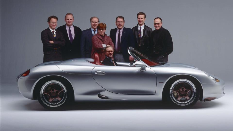 1993年「Boxster」概念跑車設計團隊：車體造型設計師 Grant Larson、車型設計師 Jörg Kirschbaum、設計工作室工程師Otto Geffert、色彩與配備負責人Dorothea Müller-Goodwin、設計部總監Harm Lagaay、建構工程師 Klaus Ziegler、內裝設計師 Stefan Stark、建模師 Peter Müller(自左至右)。