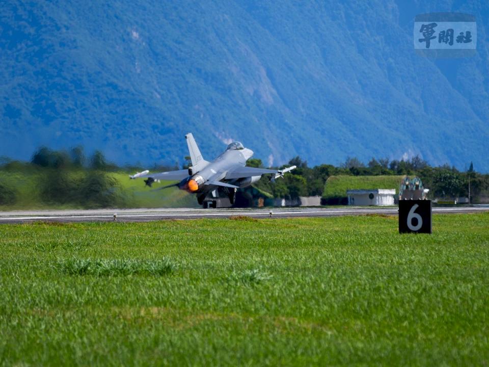 駐守花蓮基地的空軍第五戰術混合聯隊F-16V戰機一批2架次7日接獲命令後，緊急起飛執行空中巡弋任務 (軍聞社提供)