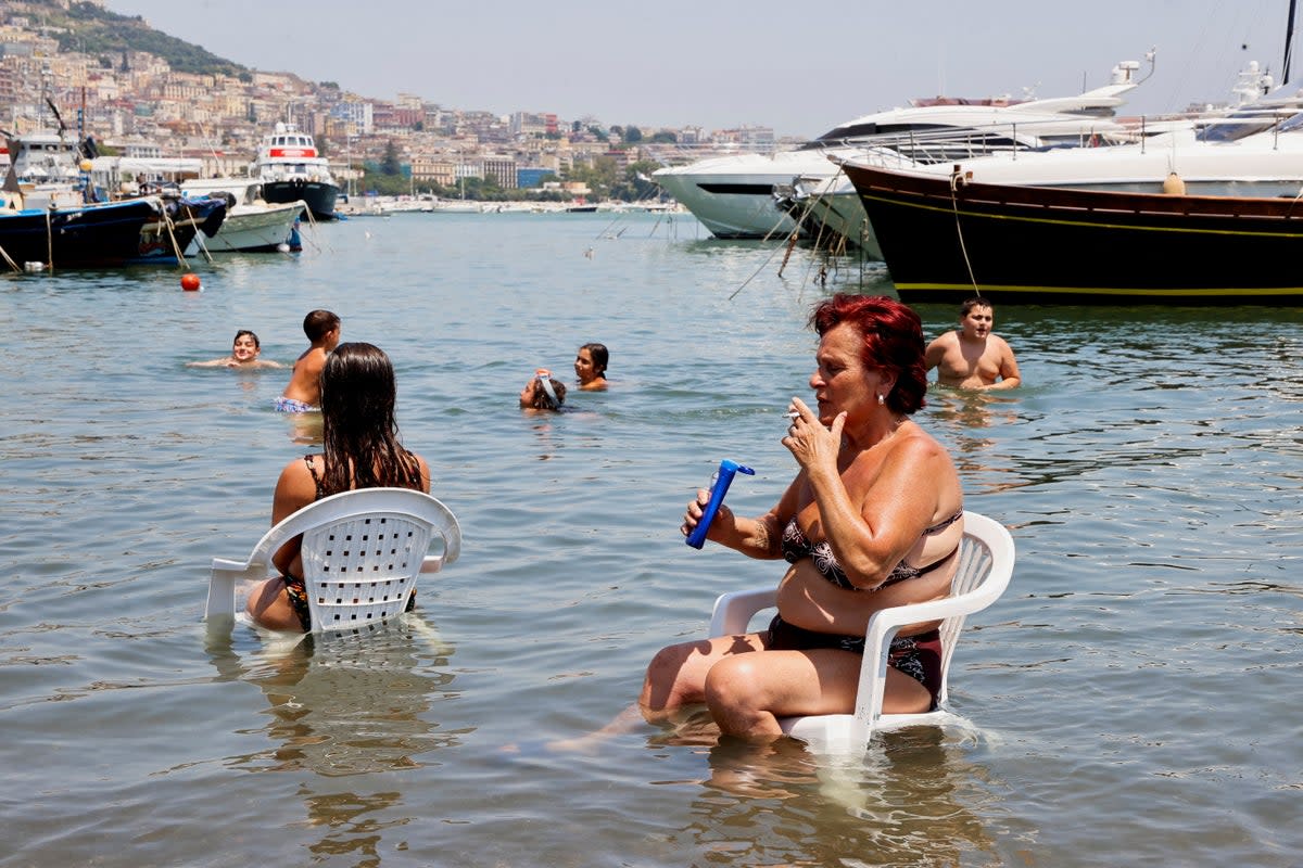 Napoli residents cool off amid the fierce heat (REUTERS)