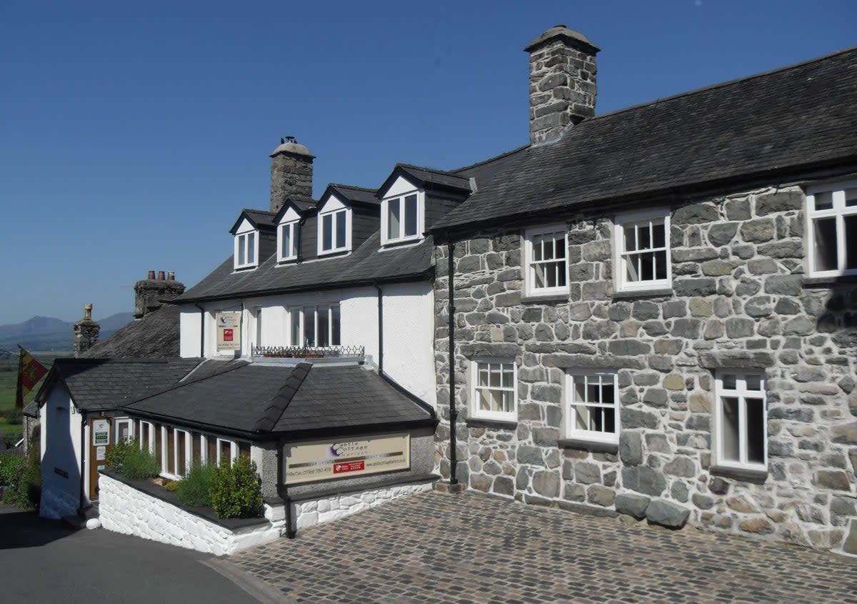 This restaurant with rooms sits just above Royal St David’s golf course (Castle Cottage Inn)