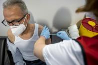 Ralf Scharf recibe una dosis de la vacuna contra el covid-19 de Pfizer Biontech en Hanau, Alemania, el 19 de mayo de 2021