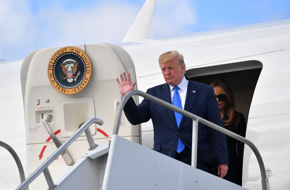 Presidente Donald Trump y Melania Trump desembarcan Air Force One al llegar al aeropuerto de Shannon, Irlanda, el 6 de junio de 2019 (MANDEL NGAN / AFP / Getty Images)