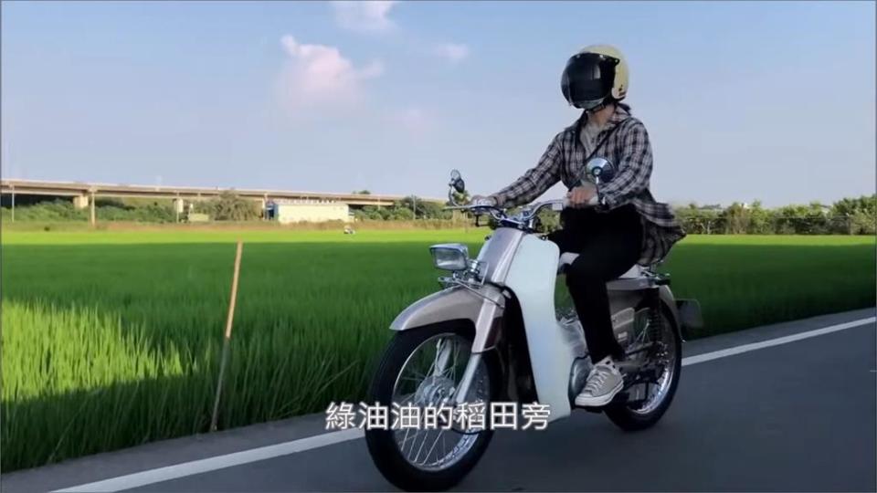 夢幻玫瑰金車身！爸爸親手改造國民檔車送女兒　網淚：感到滿滿父愛