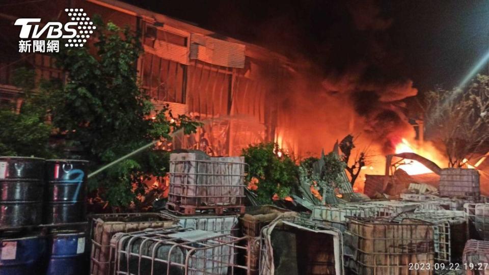 屏東工廠22日晚間發生爆炸。（圖／TVBS）