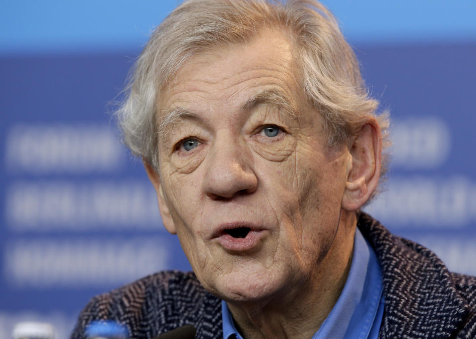 ARCHIVO - El actor Sir Ian McKellen habla durante la conferencia de prensa de la película "Mr. Holmes" en el Festival de Cine de Berlín 2015 en Berlín, Alemania, el 8 de febrero de 2015. McKellen fue hospitalizado el lunes 17 de junio de 2024, después de caer un escenario de Londres durante una escena de pelea en una obra de teatro. El actor de 85 años conocido por interpretar a Gandalf en las películas de "Lord of The Rings" ("El Señor de los Anillos") y por sus numerosos papeles teatrales interpretaba a John Falstaff en una producción de "Player Kings" en el Teatro Noel Coward. (Foto AP/Michael Sohn, archivo)