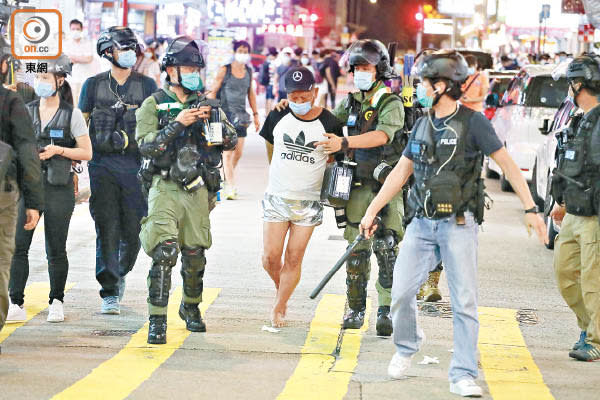 旺角：昨日入夜後，有示威者赤腳被警方帶走。（袁志豪攝）
