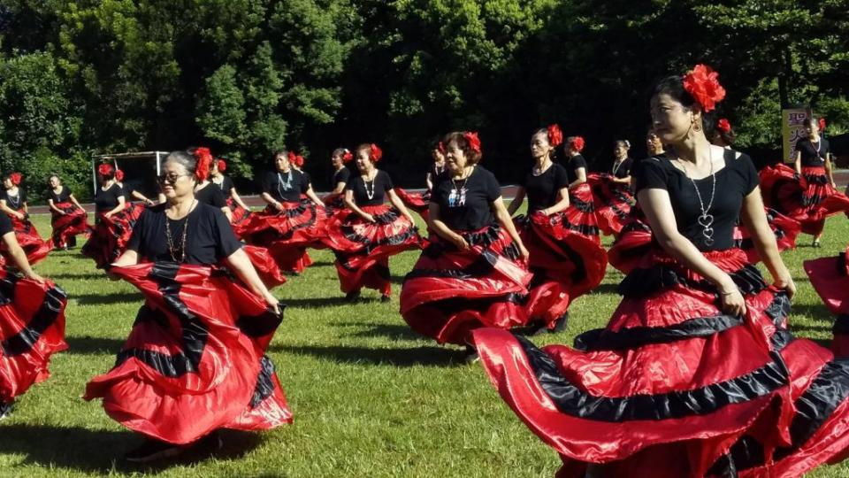 全力促成屏縣首創高樹鄉婦女運動會的縣議員何春美，組成百人西班牙舞驚豔全場，媽媽儀隊也是全台唯一，拔河比賽展現健康活力。（記者毛莉攝）
