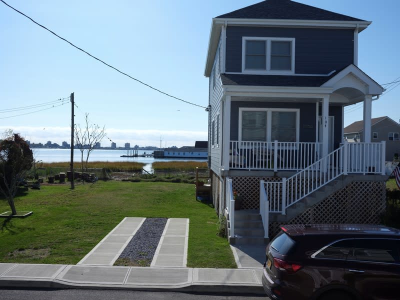 Una casa junto al agua en el vecindario de Broad Channel de Queens, en la ciudad de Nueva York, Estados Unidos, el 2 de noviembre de 2019