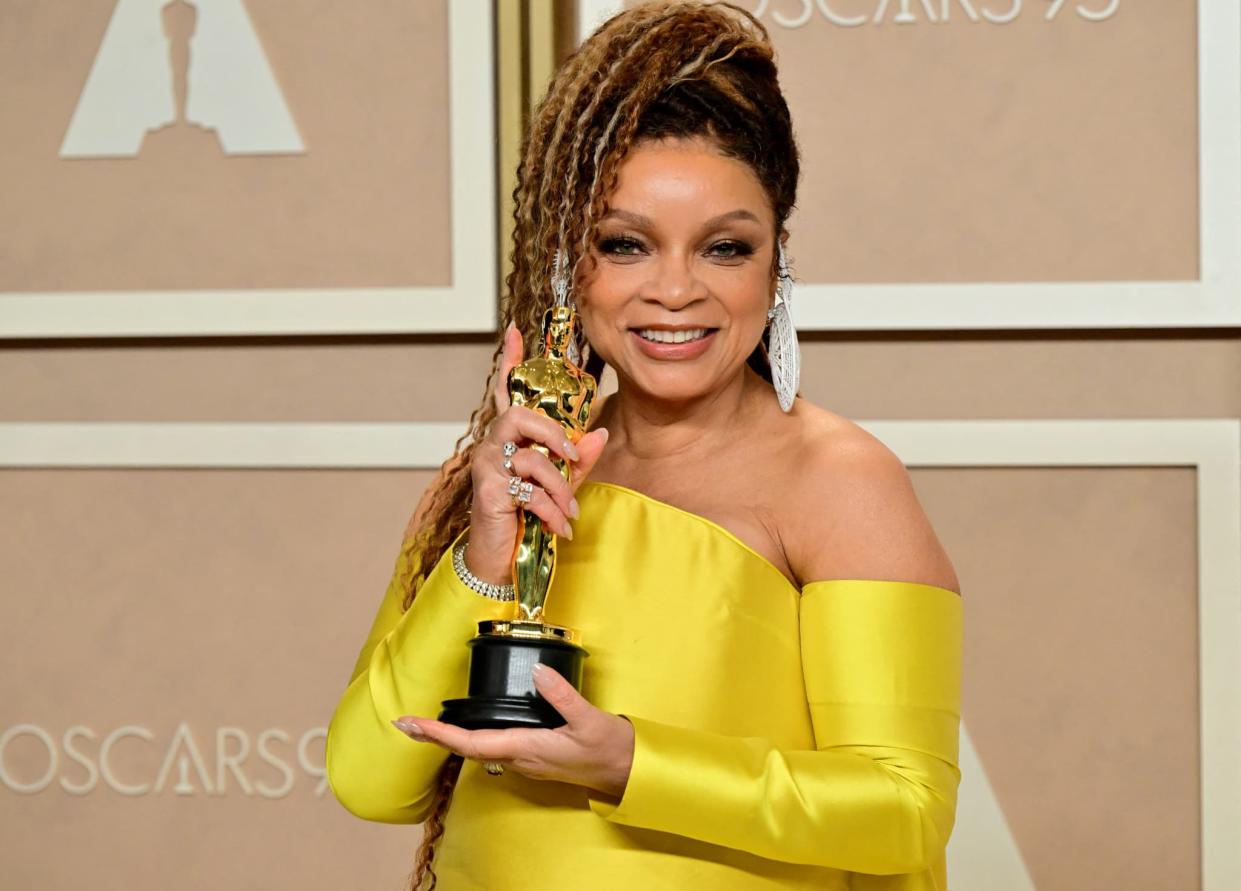 Ruth Carter avec le deuxième Oscar de sa carrière, le 13 mars 2023 - Frederic J. Brown / AFP