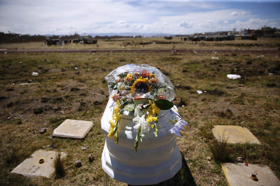 Un ataúd colocado en el mismo lugar en el que el fallecido perdió la vida, durante la marcha fúnebre por los fallecidos durante los disturbios en Juliaca, Perú, el 11 de enero de 2023. Al menos 17 personas fallecieron el lunes en el sureste de Perú en la reanudación de las protestas que reclaman elecciones en zonas rurales que siguen siendo leales al depuesto presidente Pedro Castillo. (AP Foto/Hugo Curotto)