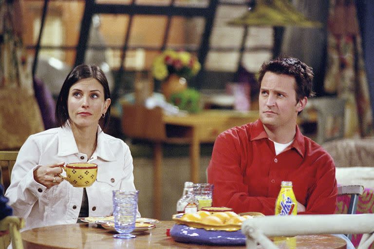 friends, courteney cox as monica geller and matthew perry as chandler bing