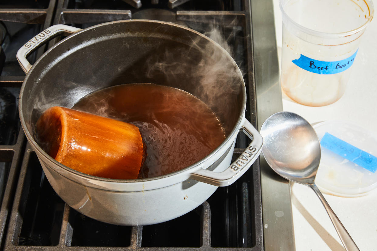 Frijoles horneados de un congelador, en Nueva York, el 11 de abril de 2023. Estilista de alimentos: Hadas Smirnoff. (Linda Xiao/The New York Times)

