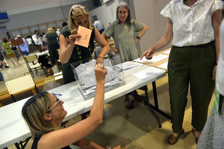 Los funcionarios electorales vacían una urna para contar los votos en un colegio electoral en Pamplona, norte de España, el domingo 23 de julio de 2023