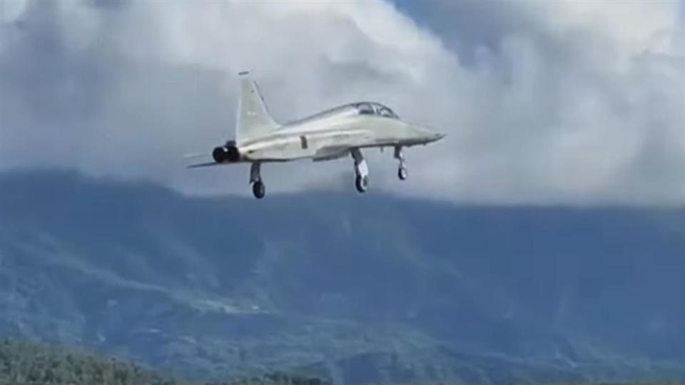 國軍發射信號彈驅離共軍無人機。（圖／東森新聞）