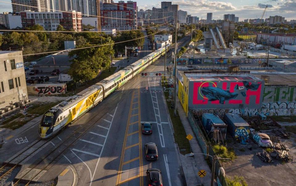 Un tren de Brightline atraviesa la intersección de North Miami Avenue y Northwest 19th Street en el extremo sureste de la zona de Wynwood de Miami el jueves 13 de enero de 2022.