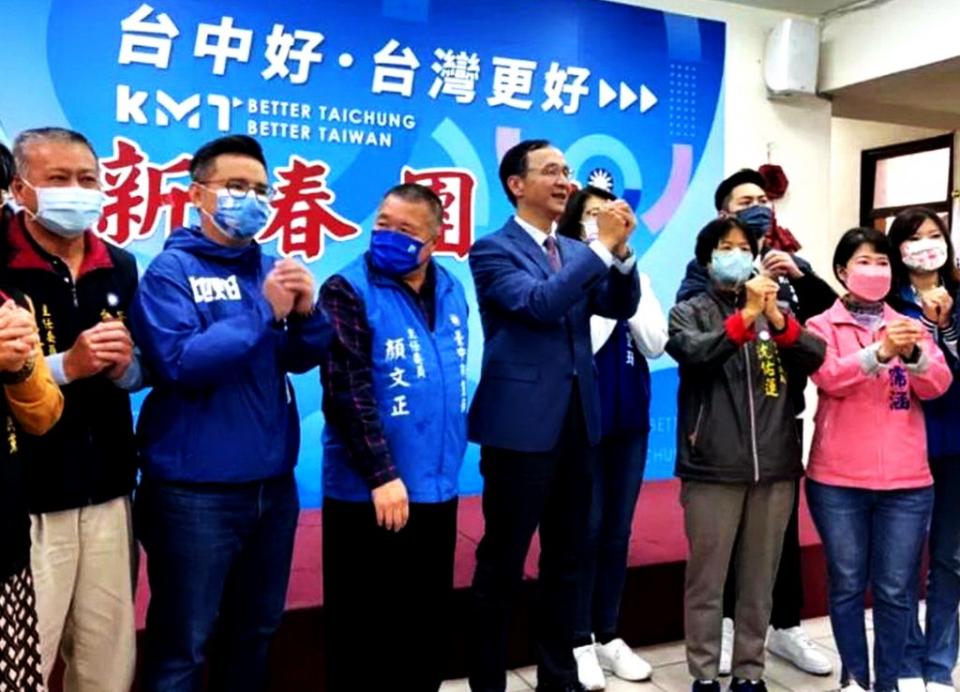 國民黨主席朱立倫（左四）昨日參加台中市黨部新春團拜。（記者陳金龍攝）